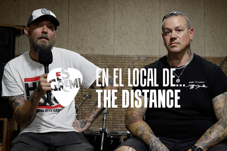 En el local de…The Distance